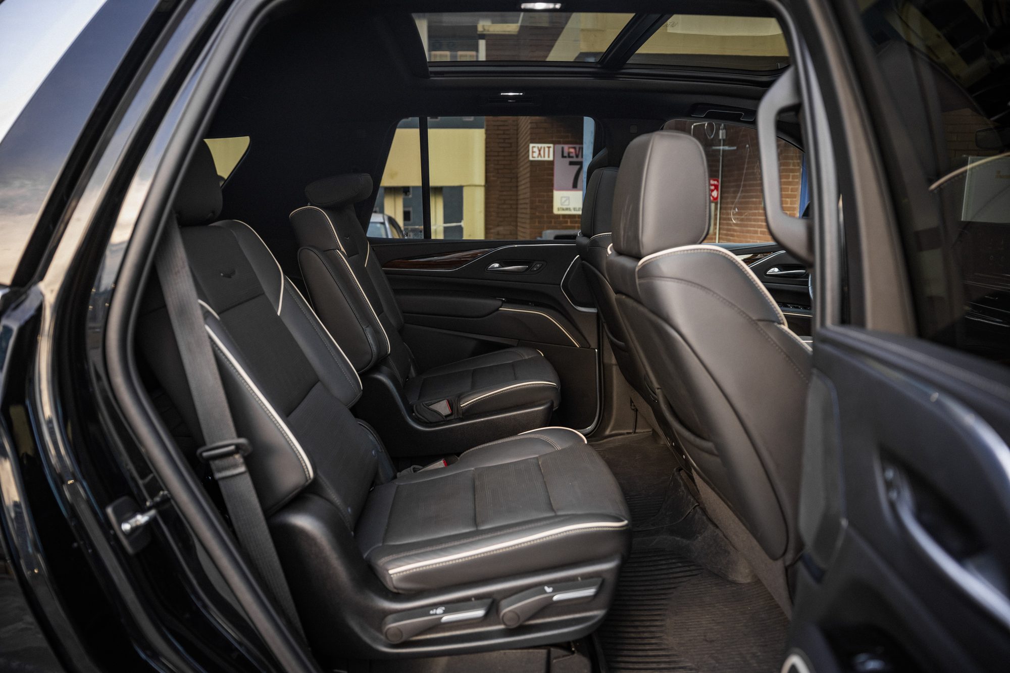 Cadillac Escalade — photo 8